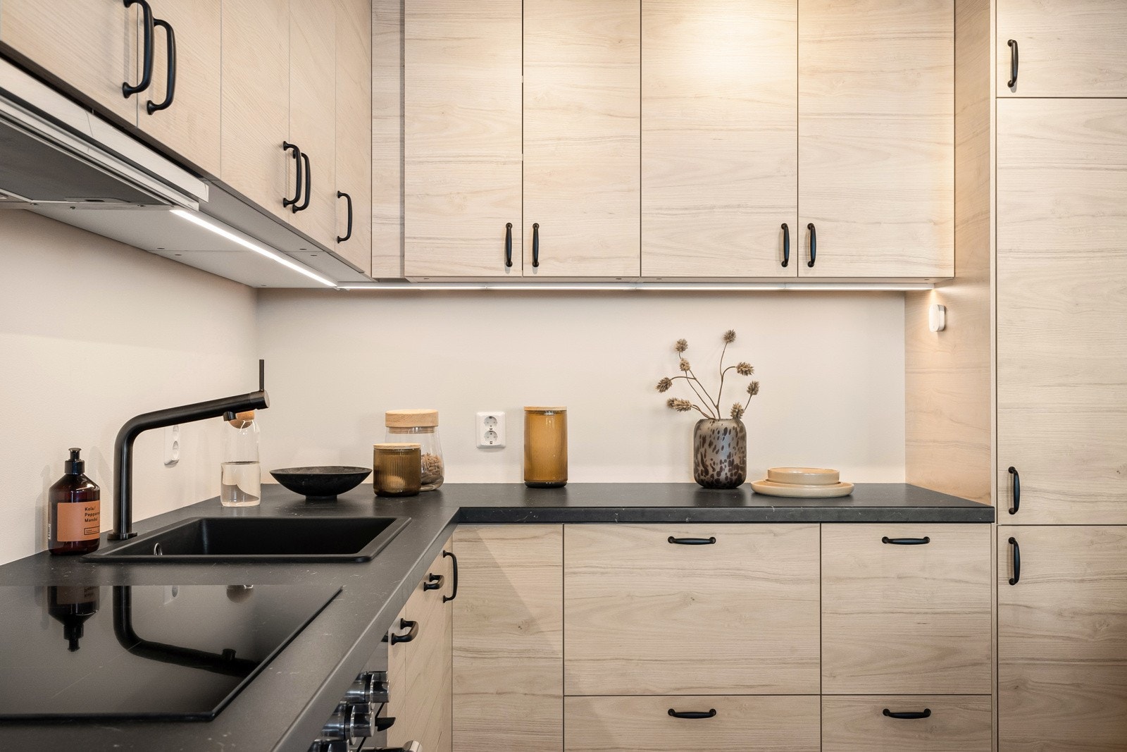 Kjøkkenet har god skap- og benkeplass Galleribilde