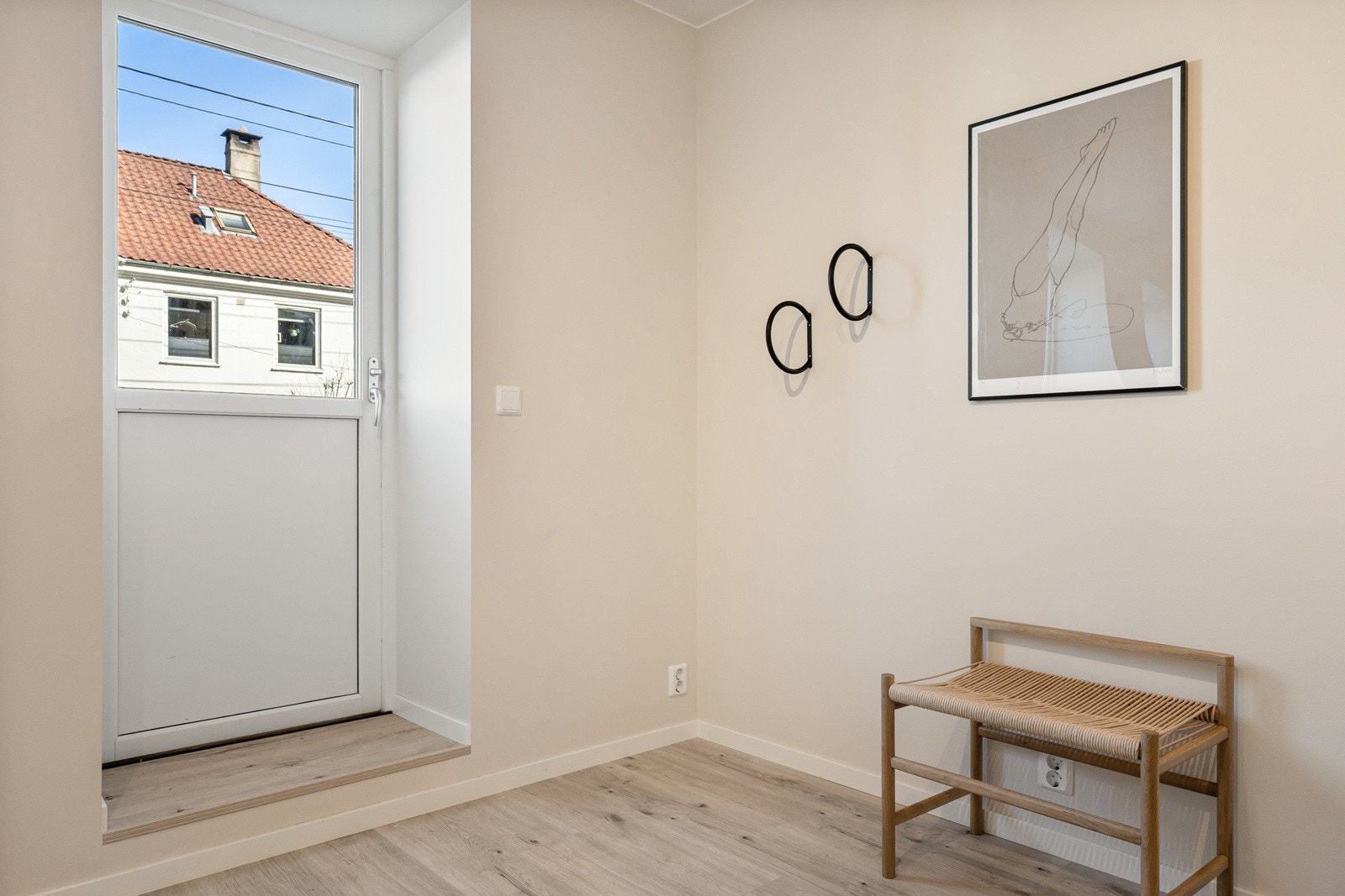 God plass til gardrobeløsning ved døren Galleribilde