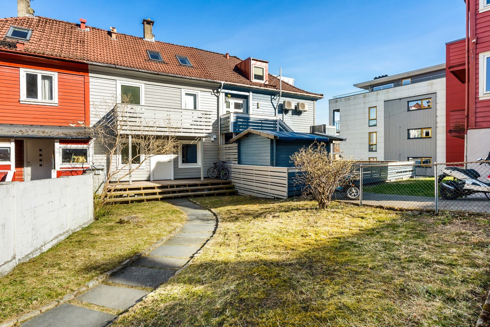 Sameiet har fin felles hage med ettermiddag- og kveldssol på andre siden av bygningen Galleribilde