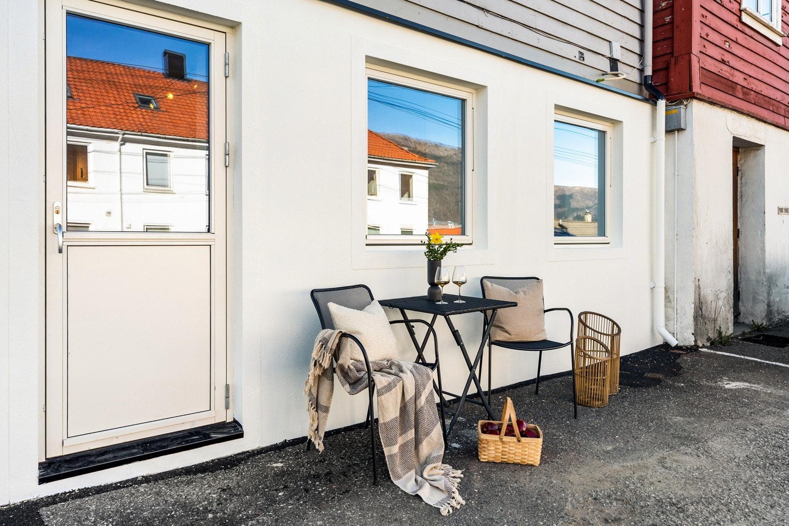 Utenfor leiligheten er det mulig å sette ut møbler å benytte som uteplass - Det er også mulig å bruke plassen til parkering for 1 bil Galleribilde