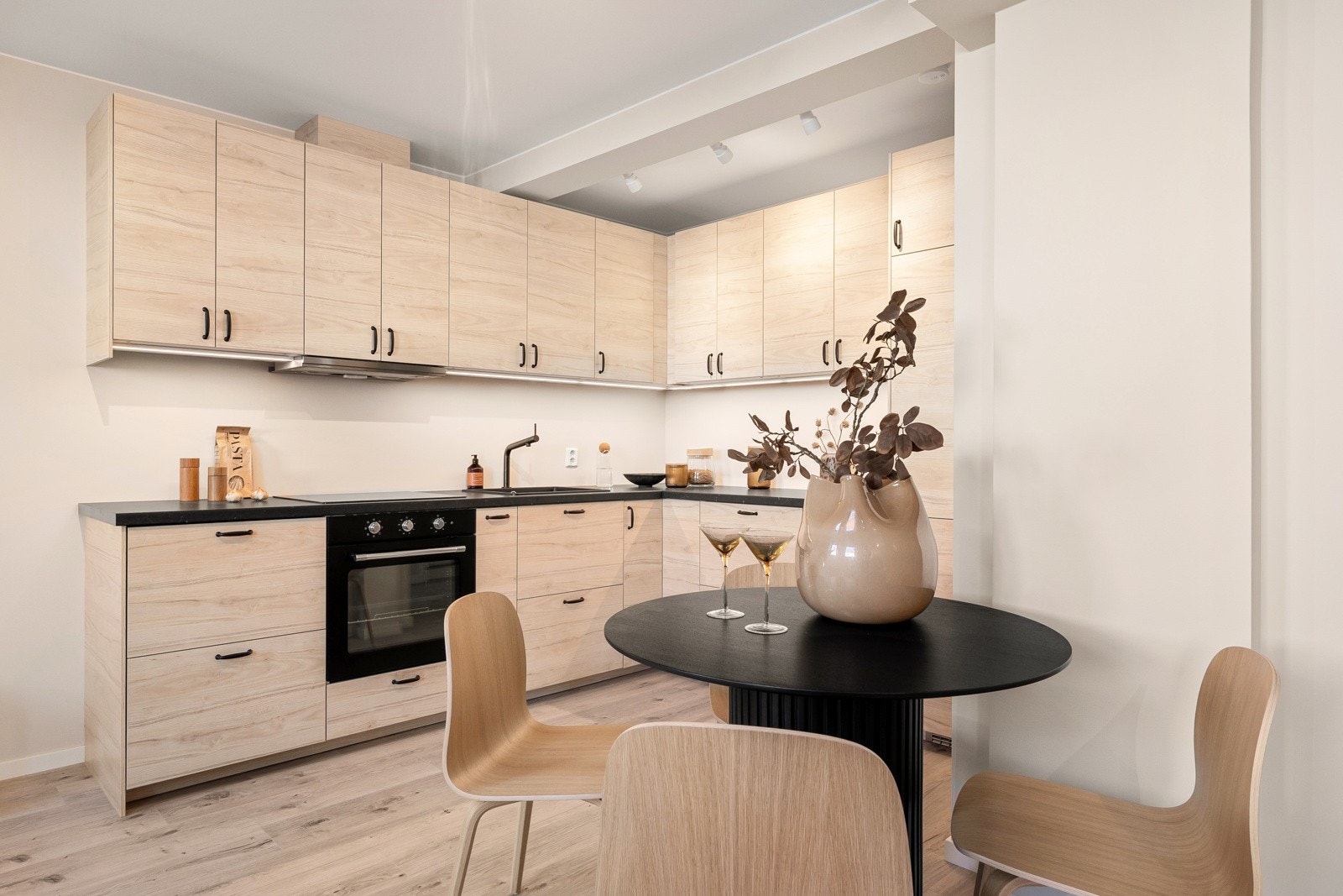 Kjøkkenet har lekker innredning fra IKEA, ny i 2023 Galleribilde