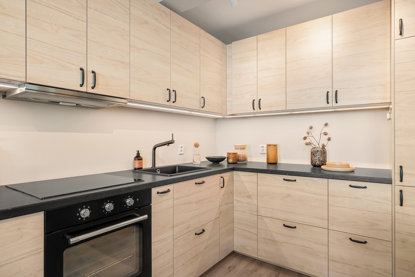 Platetopp, stekeovn og kjøleskap med frysedel er integrert i innredningen Galleribilde