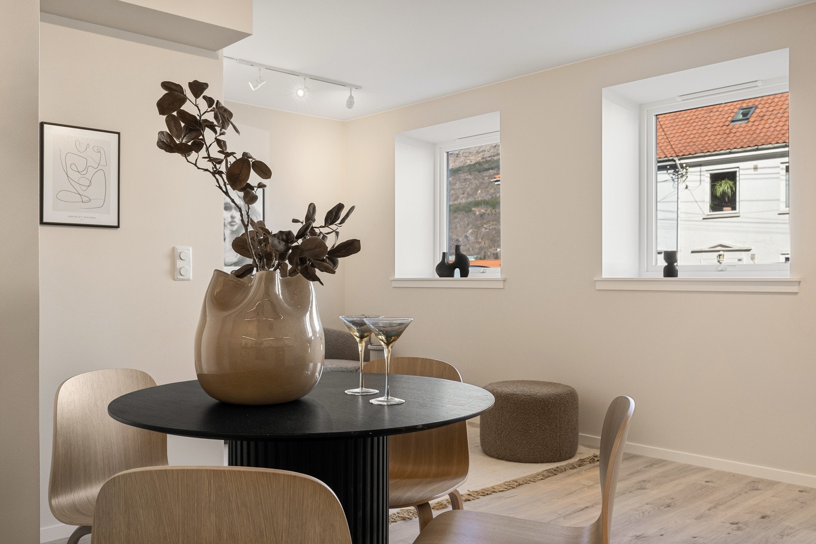 Stuen har god plass til spisebord Galleribilde