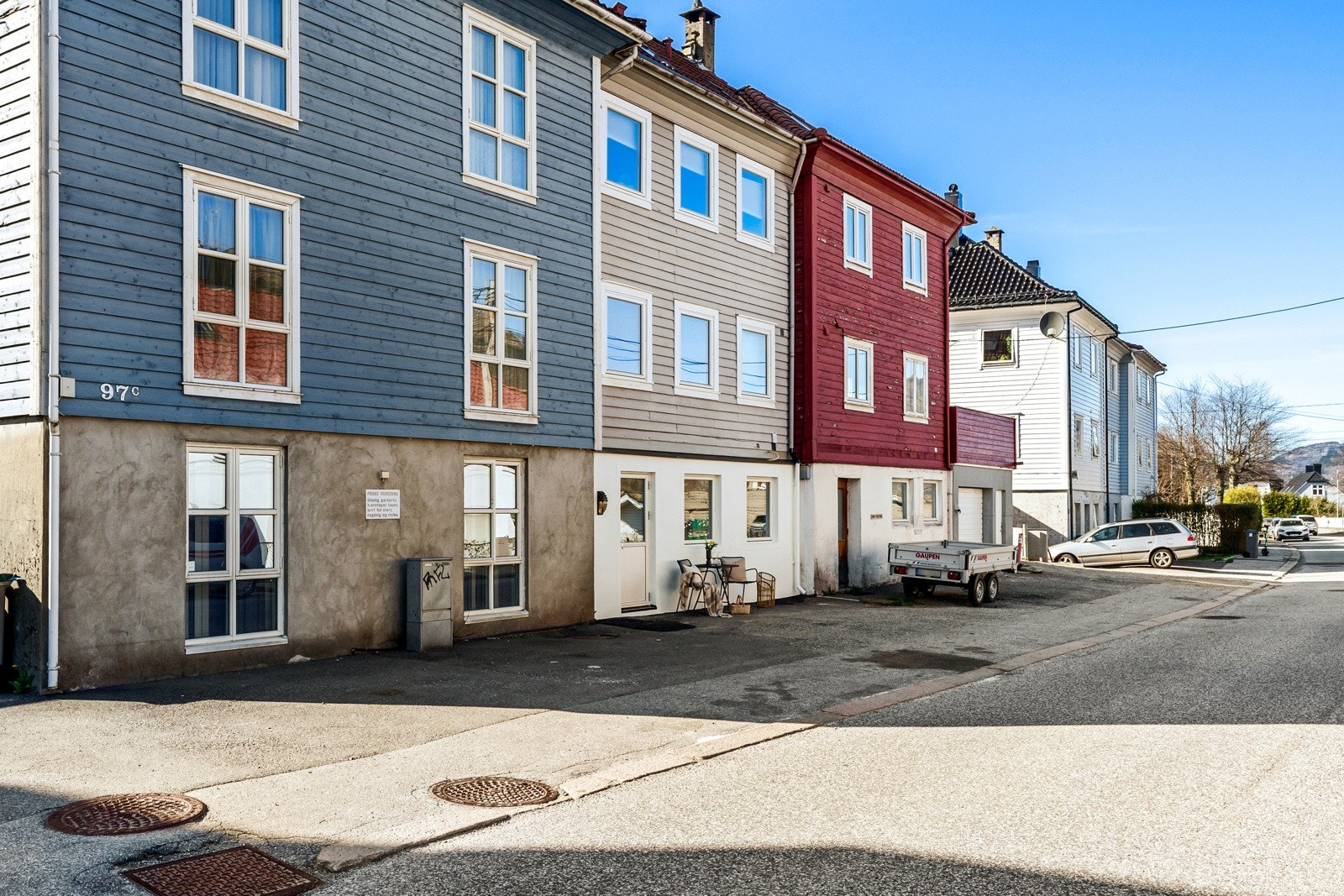 Nåværende eier benytter denne plassen til parkeringsplass - Da slipper du soneparkering Galleribilde