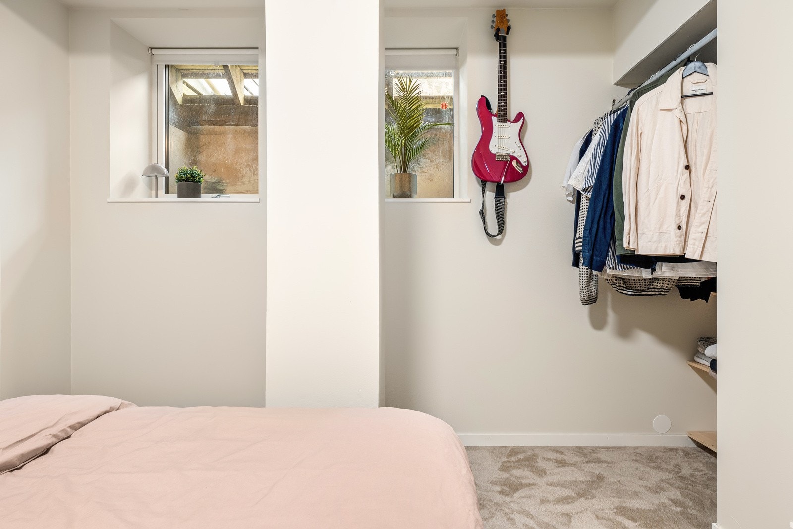 Praktisk garderobeløsning med oppheng og hyller i nisje - Det er også plass til skrivebord om ønskelig Galleribilde