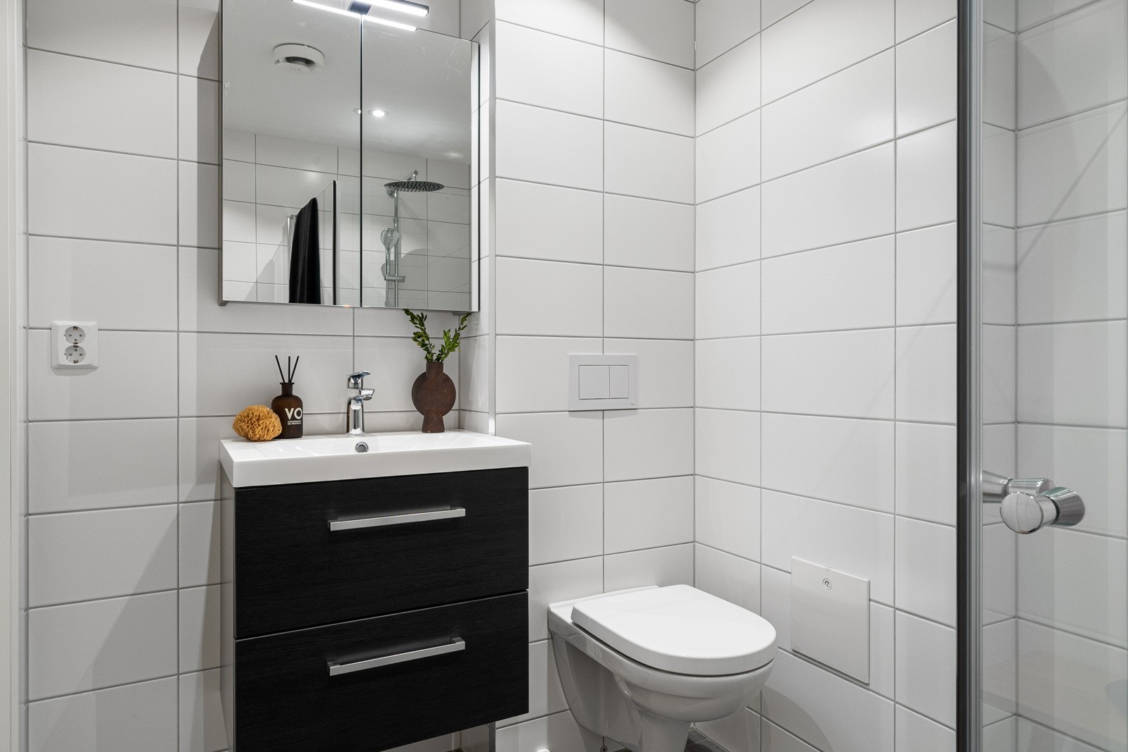 Pent, moderne og tidløst bad med alt du trenger - Nytt i 2023 Galleribilde