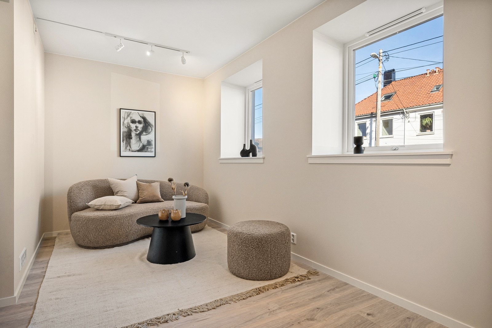 Stuen har god plass til salong Galleribilde