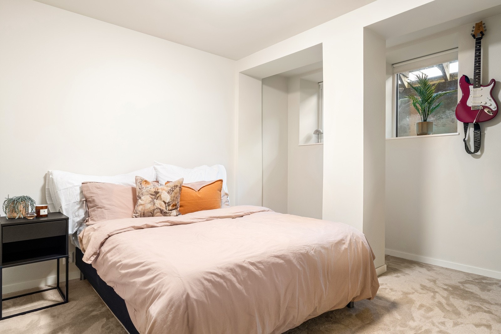 Meget romslig soverom på 12,1 kvm - Behagelig med teppegulv som gir deg hotellfølelsen Galleribilde