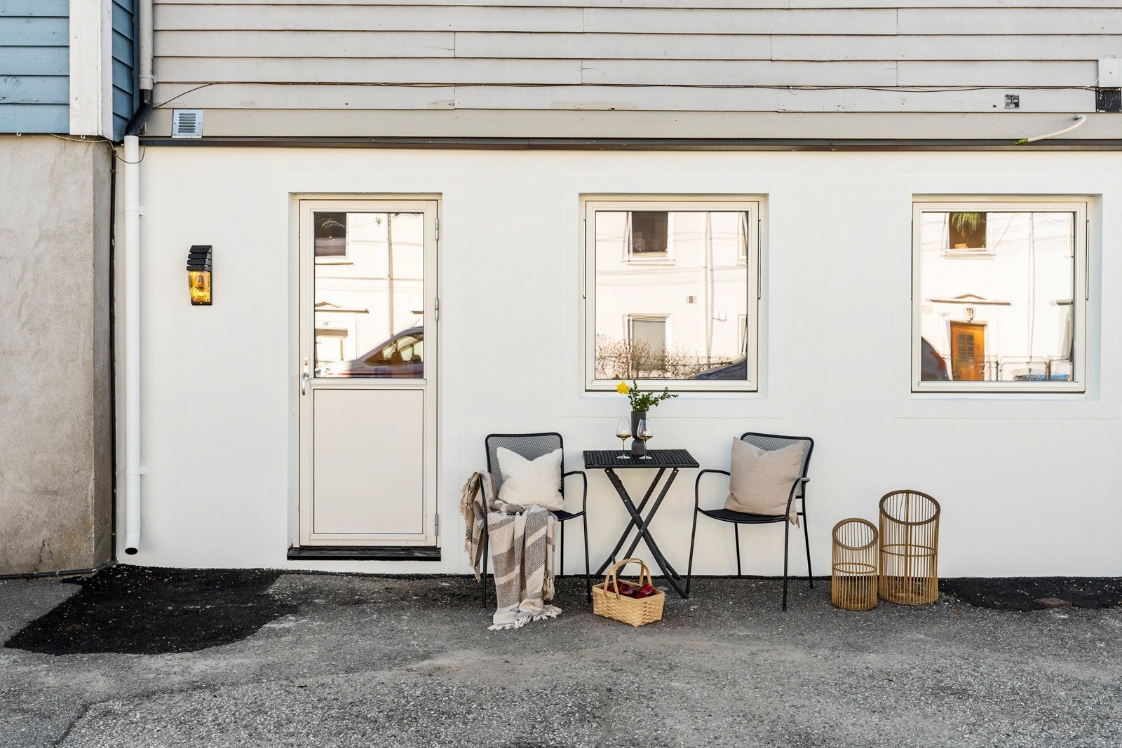 Uteplass med morgensol Galleribilde