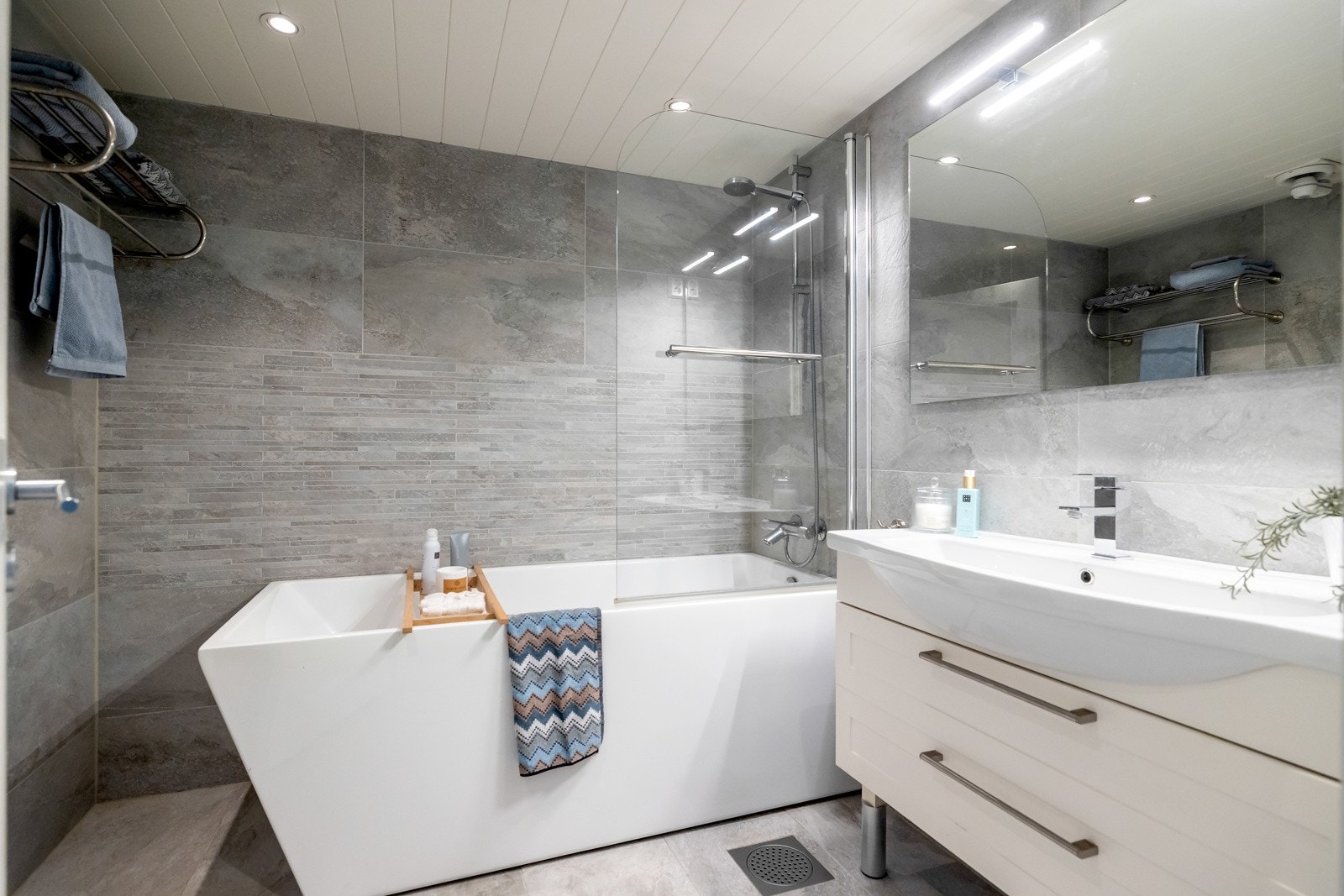 Badet i 2. etasje ble pusset opp i 2017 og har flislagte vegger og gulv. Det er varmekabler i gulvet som sørger for en behagelig temperatur. Galleribilde