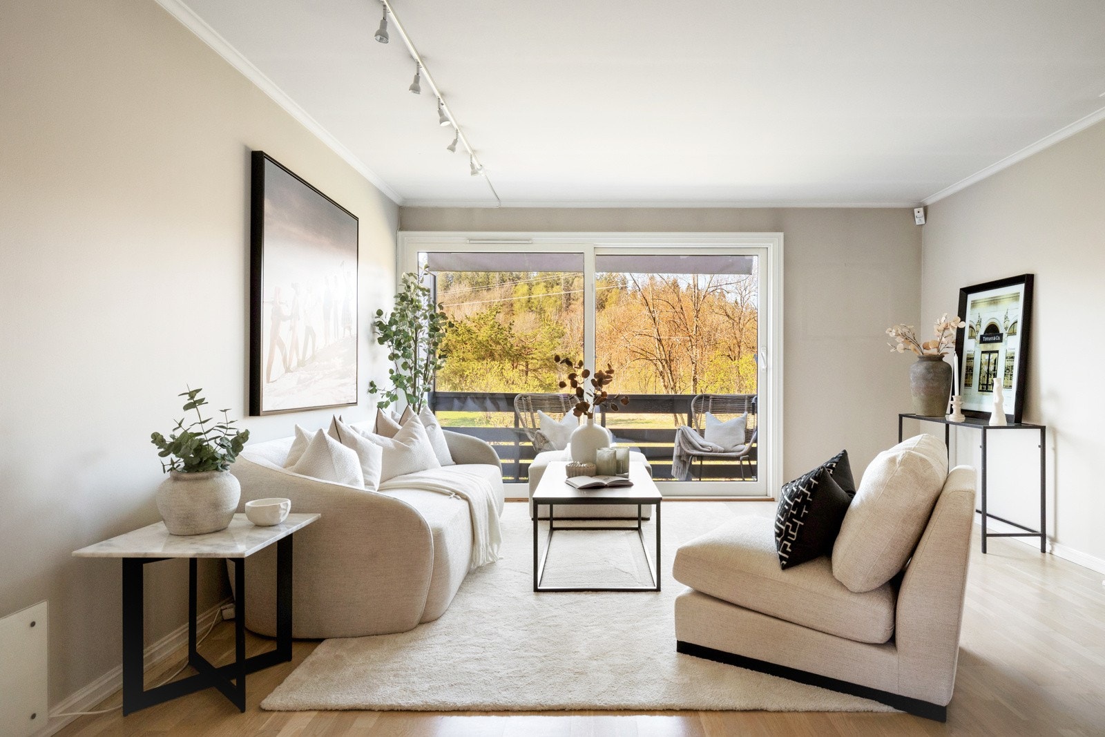 Stuen er lys og innbydende med vegger malt i tidsriktige og behagelige farger. Galleribilde