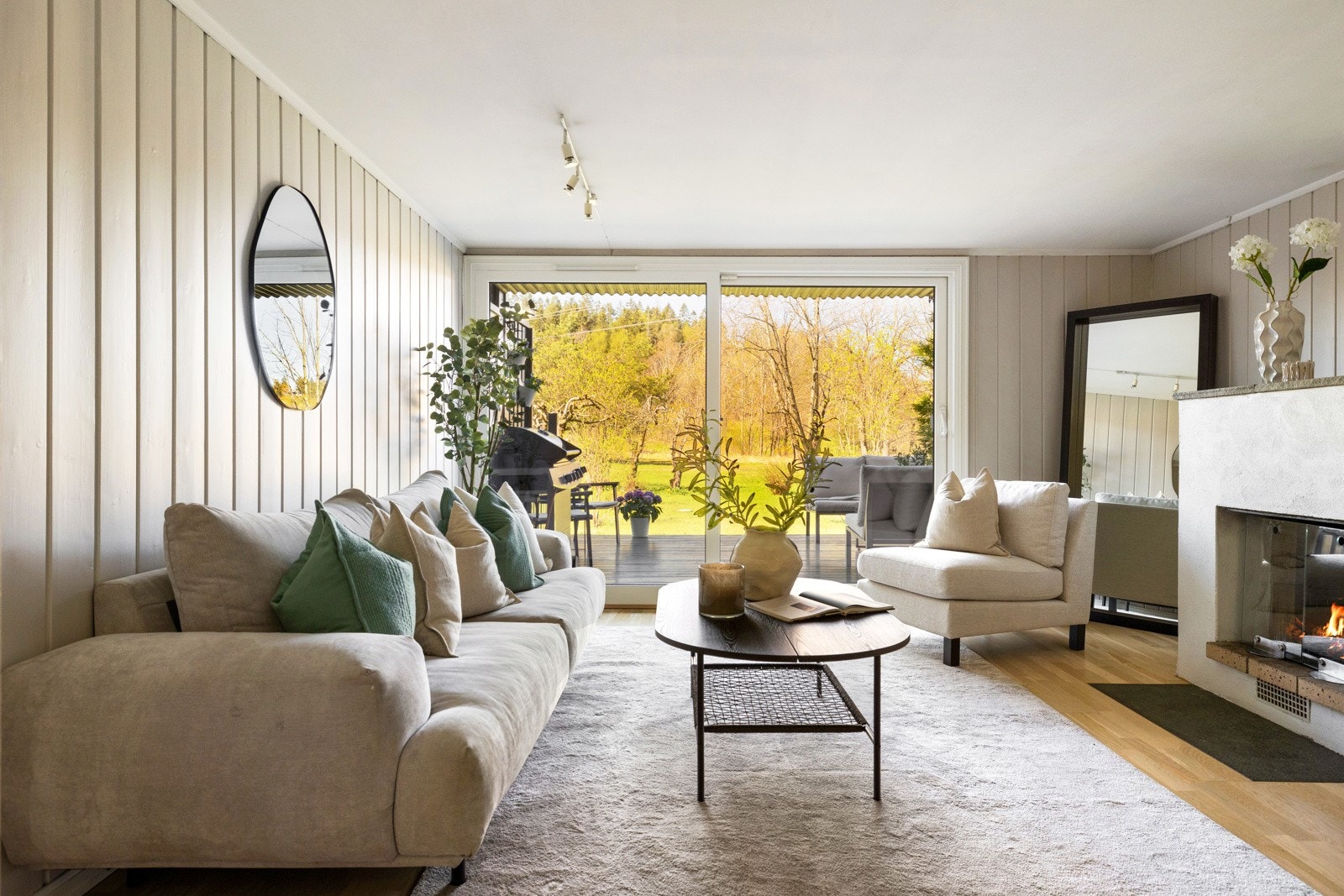 Stuen er romslig og har gode møbleringsmuligheter med god plass til en stor sofagruppe. Galleribilde