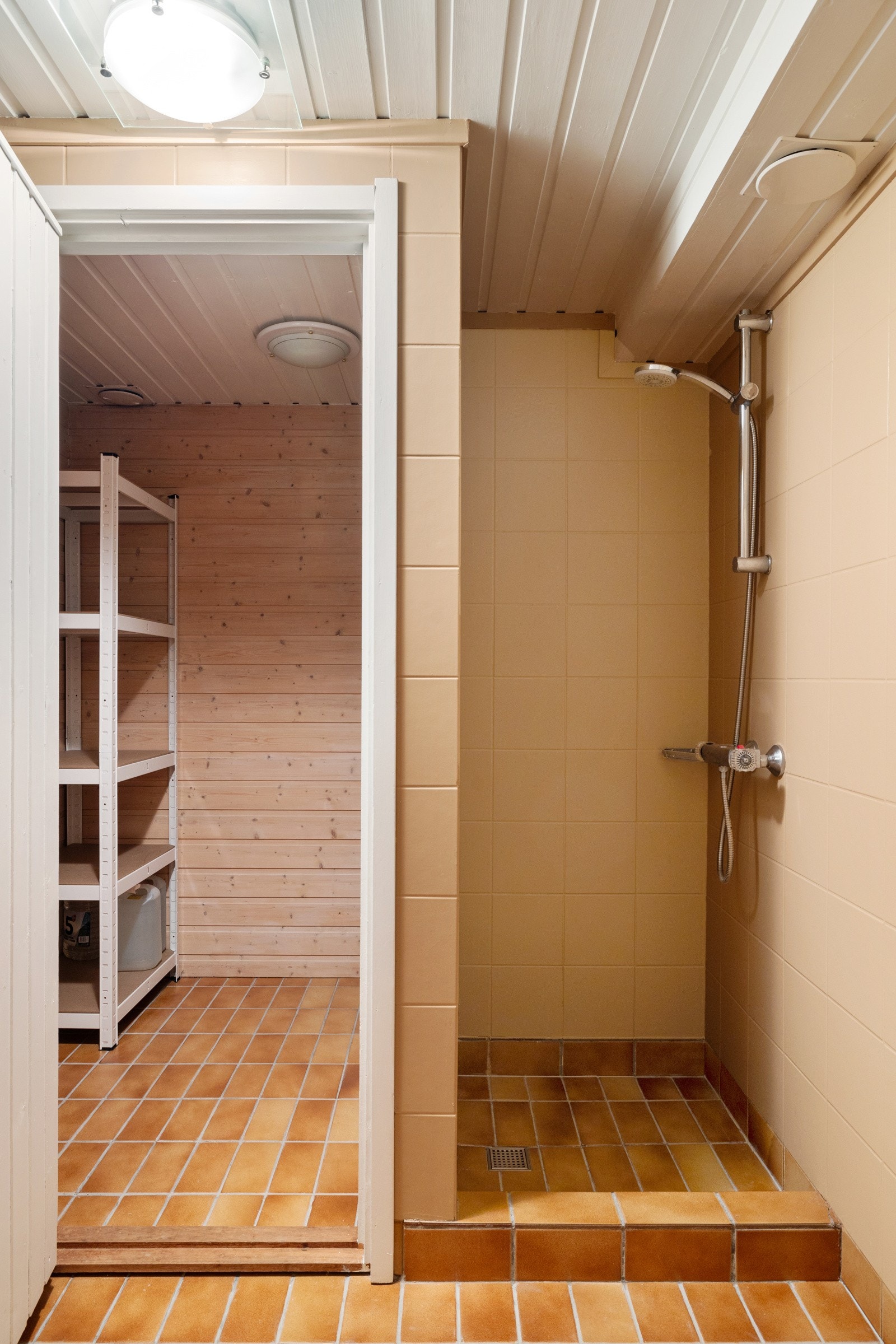 Badet fungerer i dag som et kombinert bad og vaskerom. Fra badet er det direkte adkomst til en bod, som gir ekstra lagringsplass for håndklær, vaskemidler eller annet utstyr. Galleribilde