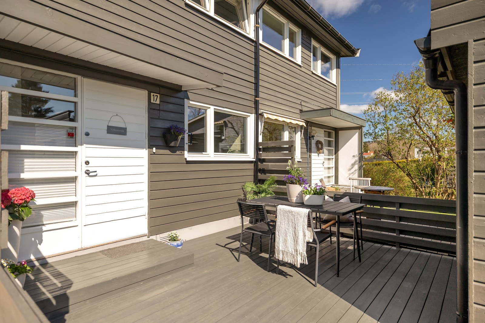 Ved inngangspartiet har du en romslig terrasse med plass til utemøbler. Galleribilde