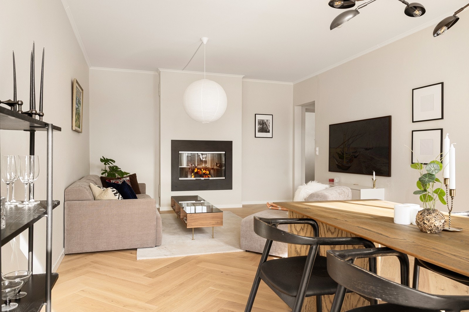 Her vender du mot rolig bakgård fra den ene siden og sidegate fra den andre, i en leilighet som kombinerer klassisk sjarm med moderne løsninger. Galleribilde