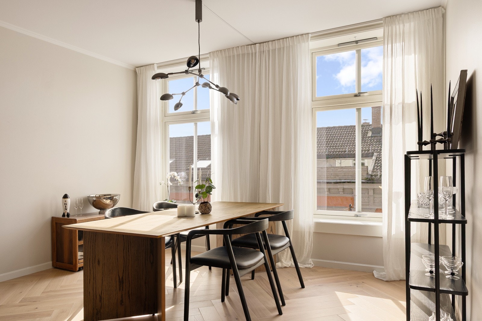 Leiligheten byr på en lys og romslig stue med hyggelig peis og gode møbleringsmuligheter for gjestfrihet. Galleribilde