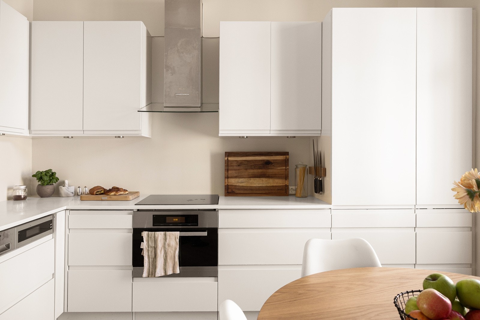 Store arbeidsflater til matlaging. Innredning med glatte, folierte fronter og corian benkeplate. Galleribilde
