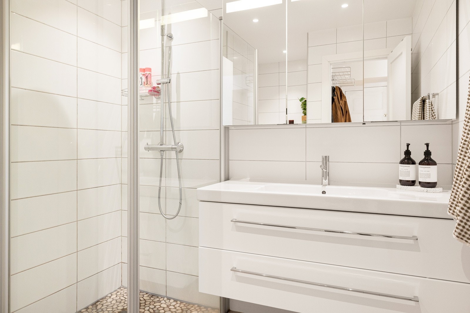 Badet fremstår som delikat og pent med flislagt gulv og varmekabler. Galleribilde