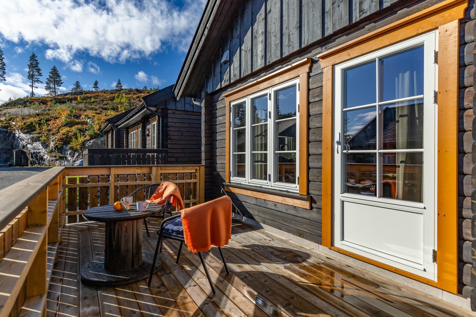 Terrassen er svært romslig med god plass til ønsket utemøblement. Galleribilde