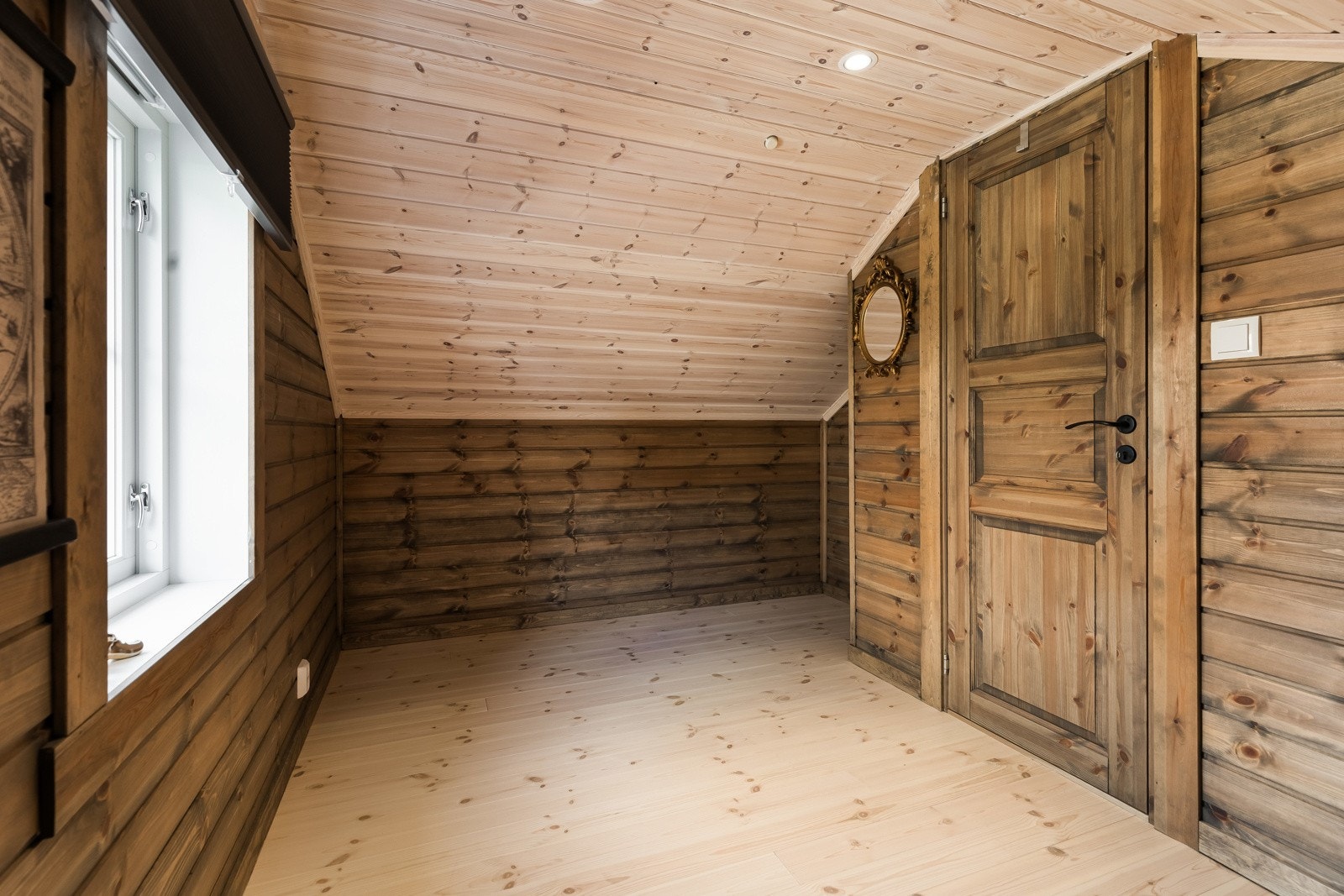 I godkjente tegninger er det godkjent to soverom i 2. etasje. Vi gjør oppmerksom på at dette er hemse-rom og rommene er ikke godkjent for varig opphold på grunn av for lav takhøyde. Galleribilde