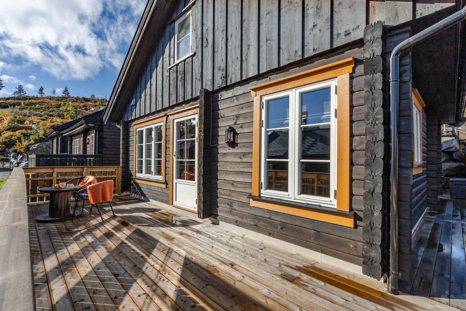 Fra stuen er det utgang til en herlig terrasse med god og vid utsikt over Kongsberg. Galleribilde