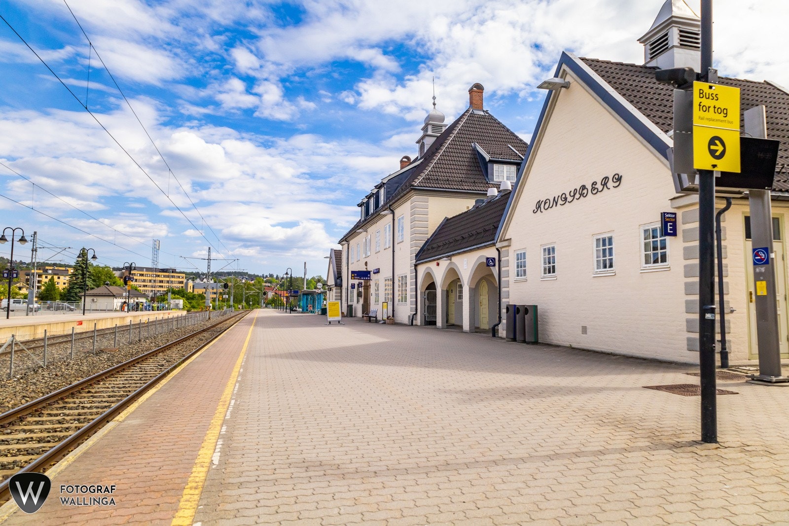 Like ved gågata ligger Kongsberg stasjon, med togavganger mot blant annet Oslo og Stavanger. Fra sentrum er det buss opp til skibakken. Galleribilde