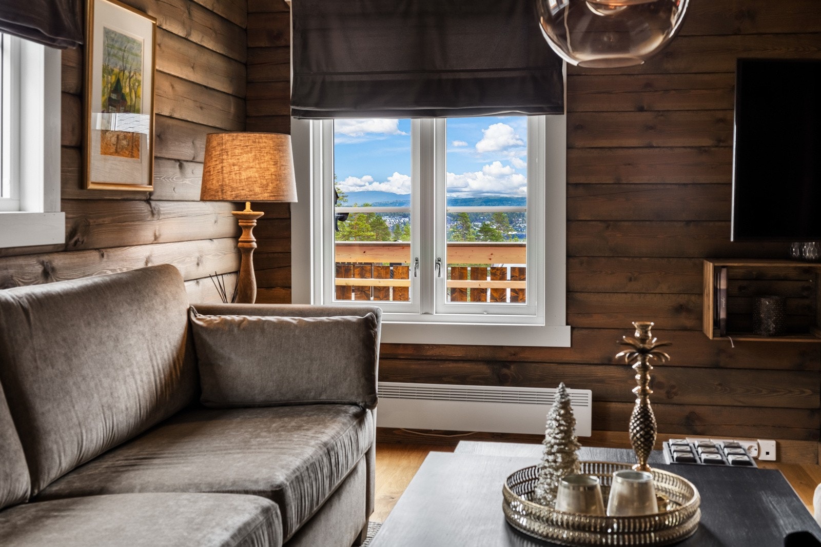 Hytta ligger fint til med utsikt utover Kongsberg. Galleribilde