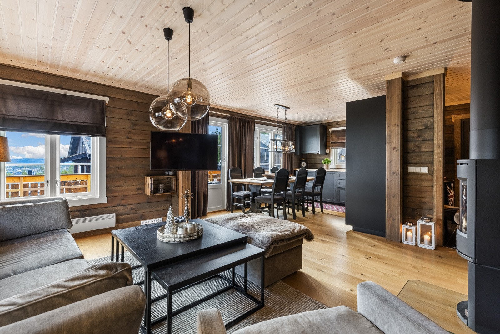 Stuen og kjøkkenet dannet et flott allrom, med gode lys- og utsiktsforhold via vinduer i tre himmelretninger. Galleribilde