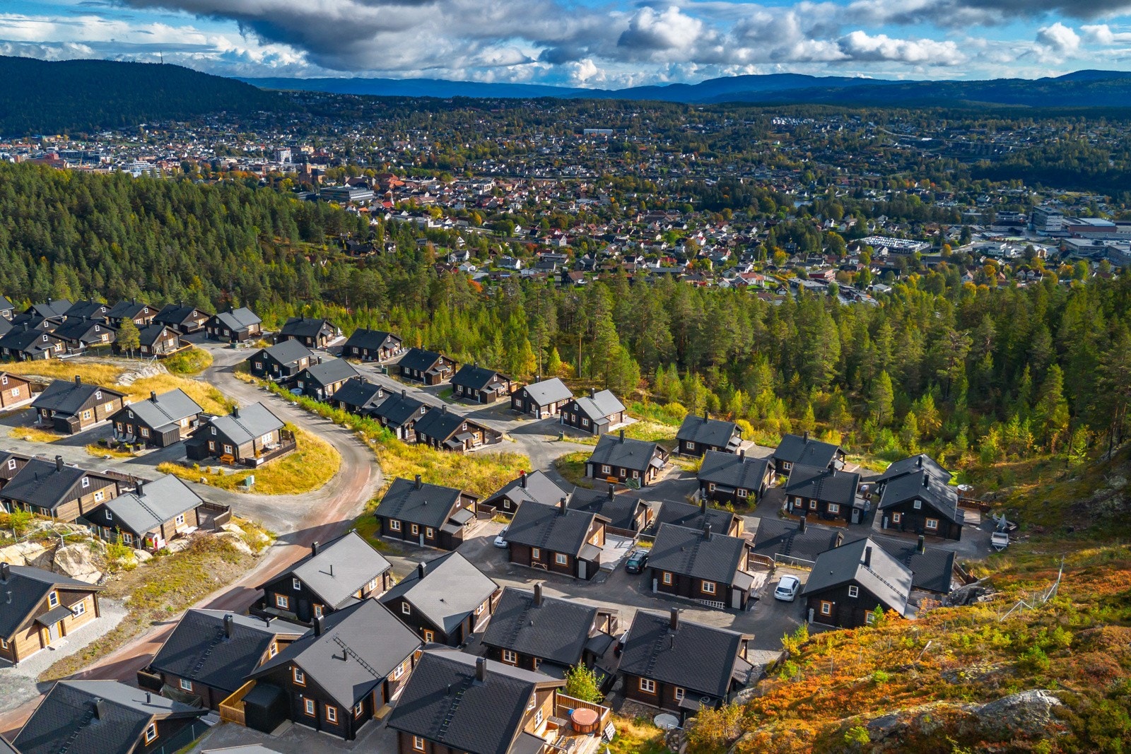 Hytta ligger flott til rett ved skisenteret Skimore Kongsberg i Funkelia, og har samtidig kort vei ned til Kongsberg sentrum. Galleribilde