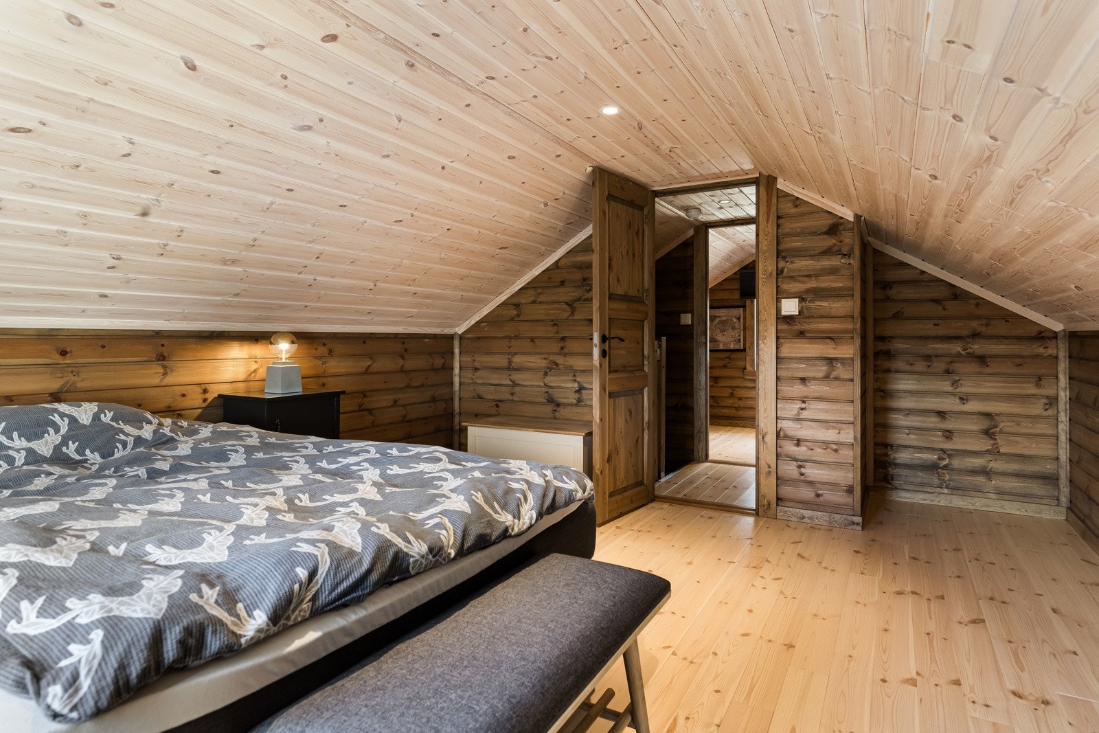 I godkjente tegninger er det godkjent to soverom i 2. etasje. Vi gjør oppmerksom på at dette er hemse-rom og rommene er ikke godkjent for varig opphold på grunn av for lav takhøyde. Galleribilde