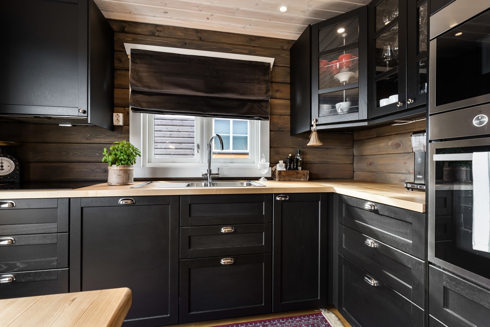 Kjøkkenet er oppført i en funksjonell L-form med god arbeidsflyt og et delikat uttrykk. Galleribilde