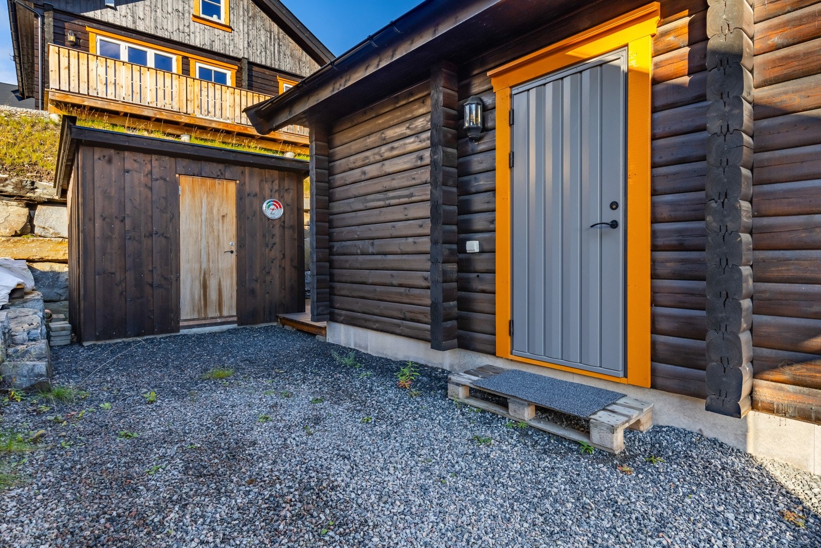 Den utvendige boden gir gode muligheter for lagring av utstyr og ved. Galleribilde