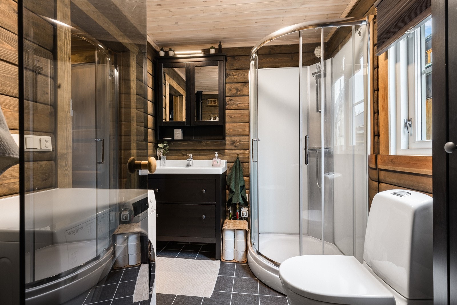 På badet er det toalett, dusjkabinett og opplegg for vaskemaskin. Galleribilde