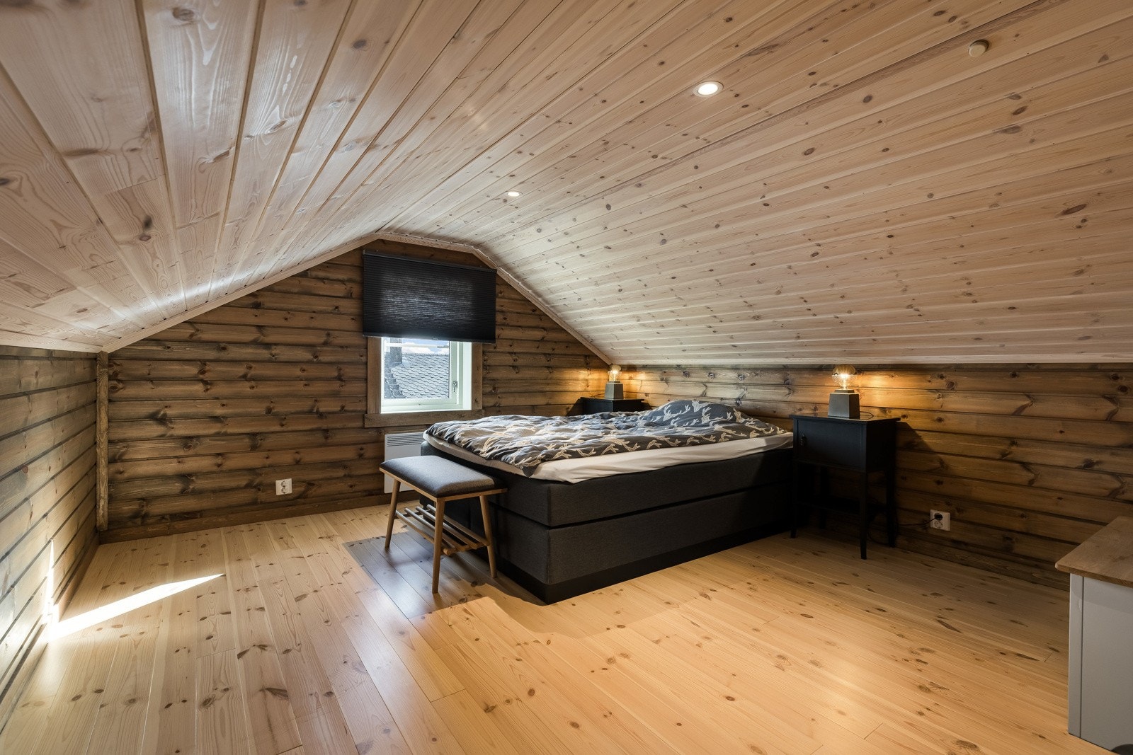 I godkjente tegninger er det godkjent to soverom i 2. etasje. Vi gjør oppmerksom på at dette er hemse-rom og rommene er ikke godkjent for varig opphold på grunn av for lav takhøyde. Galleribilde