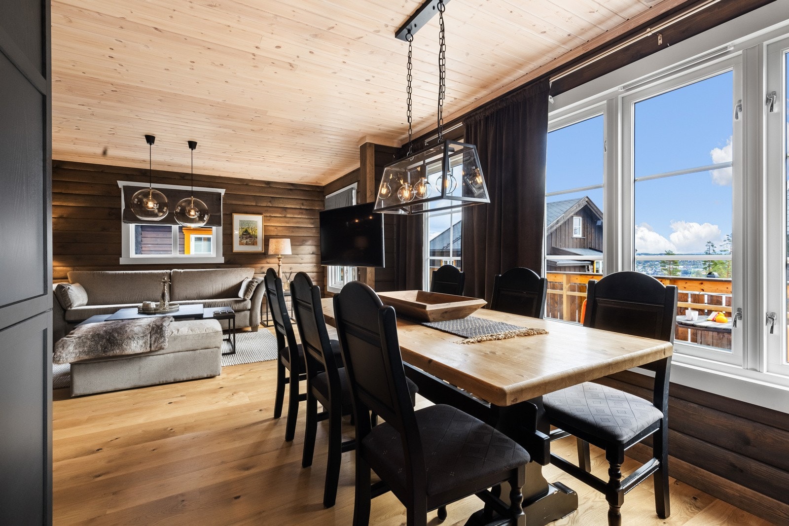 I oppholdsrommet er det god plass til et større spisebord for familie og venner. Galleribilde