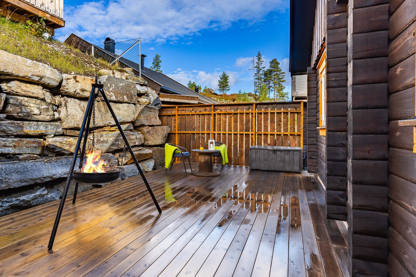 Terrassen på baksiden av hytta er av en god størrelse og ligger skjermet til. Galleribilde