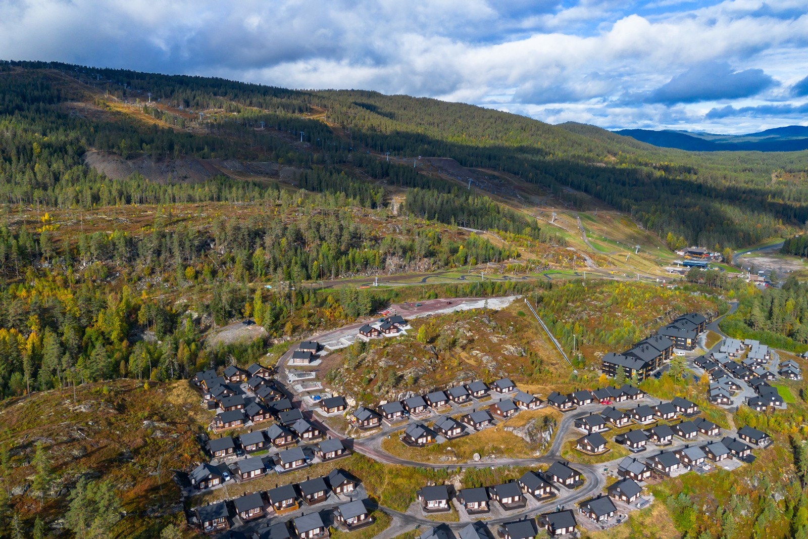 Det er umiddelbar nærhet til lysløype, skisenter og helårs turmuligheter i marka. Galleribilde