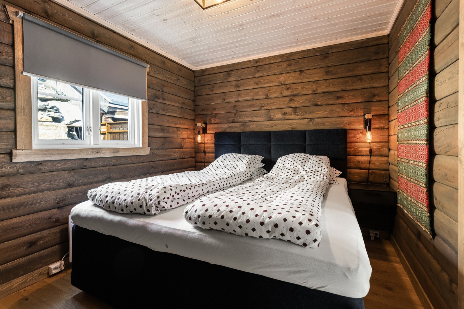 Hytta har et lunt og koselig soverom i første etasje, og på hems er det to rom som brukes som soverom. Galleribilde