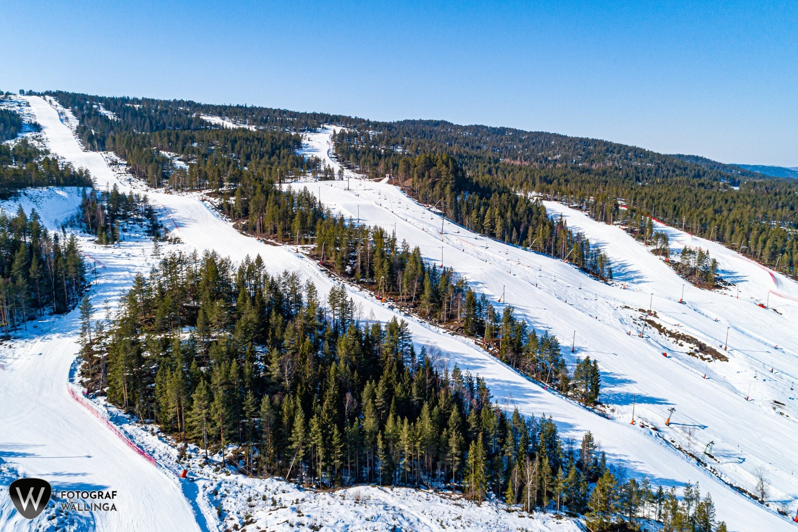 Skianlegget har en høydeforskjell på 330 meter og har til sammen ca. 12 kilometer med preparerte løyper, stolheis og 5 skitrekk, samt en park med big jumps, rails og egen heis. Kongsberg er kjent som et eldorado for snowboardere og jibbere. Galleribilde