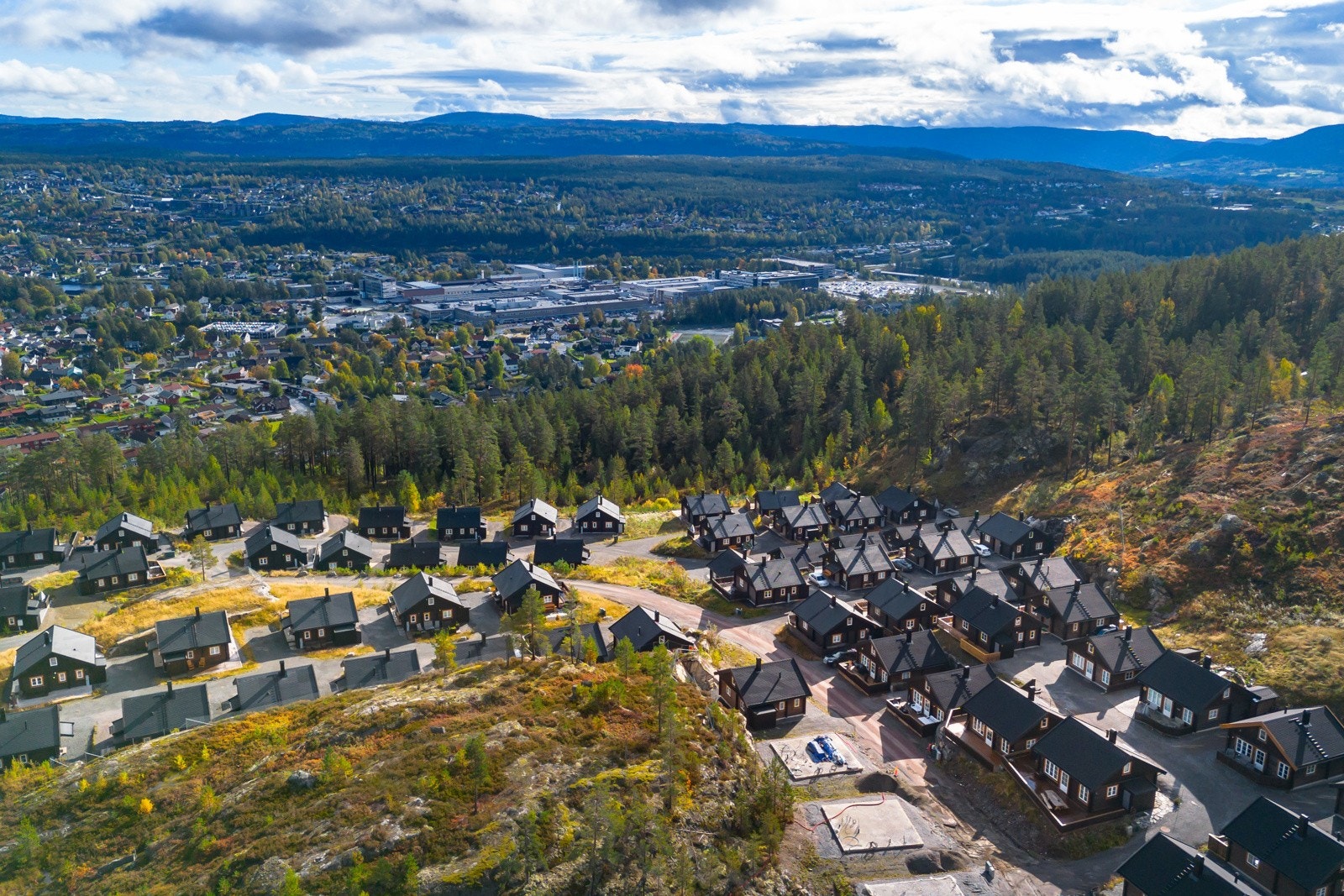 Omgivelsene er naturskjønne, og nærområdet byr på helårs turterreng både i skogen og til fjells. Galleribilde