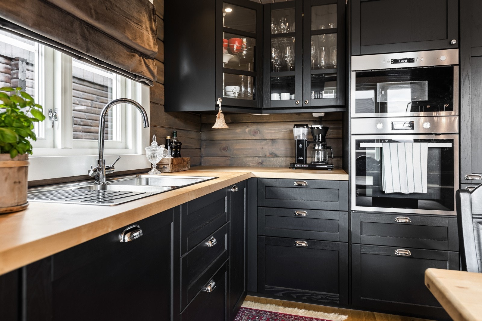 Kjøkkenet er fra 2019 og har sorte profilerte fronter, laminert benkeplate og integrerte hvitevarer. Galleribilde