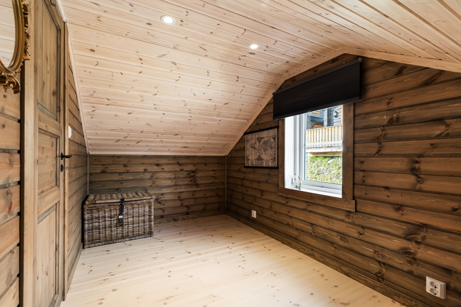 I godkjente tegninger er det godkjent to soverom i 2. etasje. Vi gjør oppmerksom på at dette er hemse-rom og rommene er ikke godkjent for varig opphold på grunn av for lav takhøyde. Galleribilde