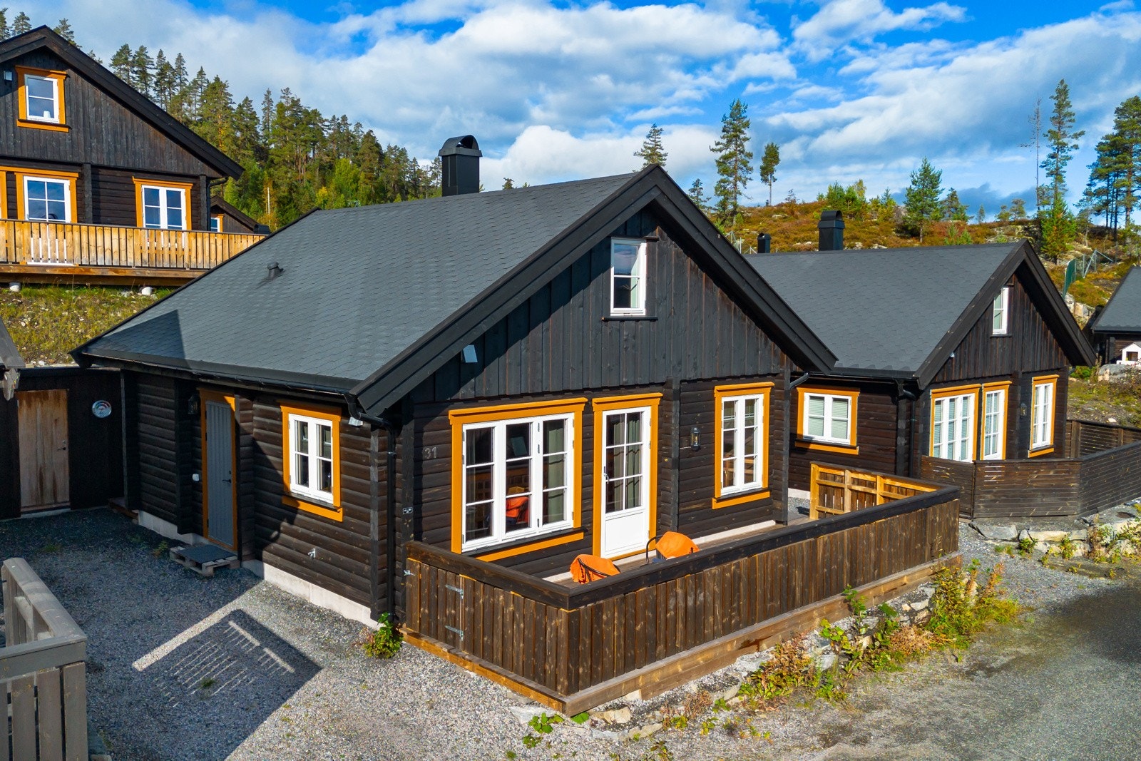 Velkommen til en velholdt og tradisjonell hytte over to plan, med lun atmosfære og god standard fra 2019. Galleribilde