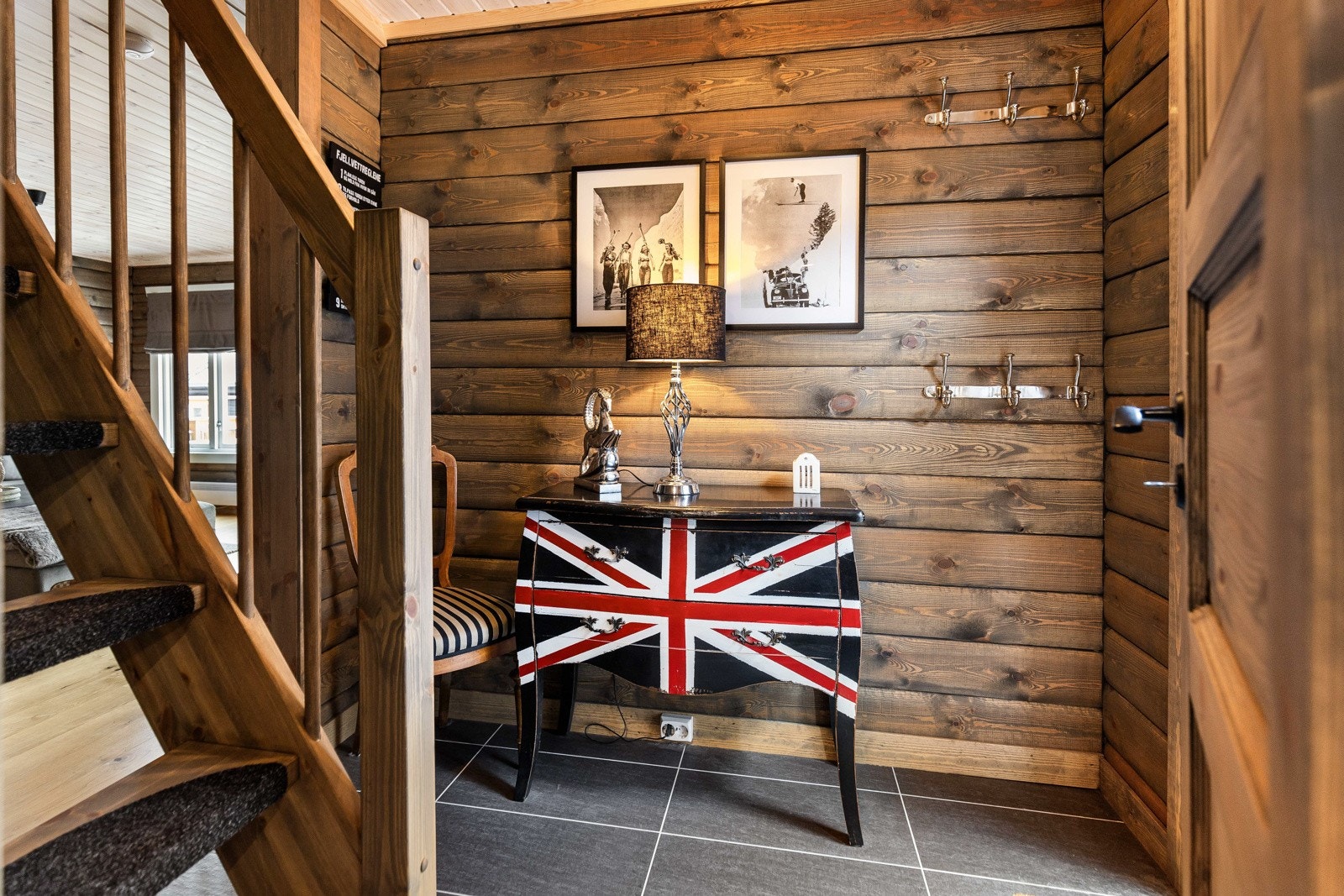 Entreen står i stil til hytta for øvrig, med mørke gulvfliser, varmekabler og vegger av maskinlaft. Galleribilde