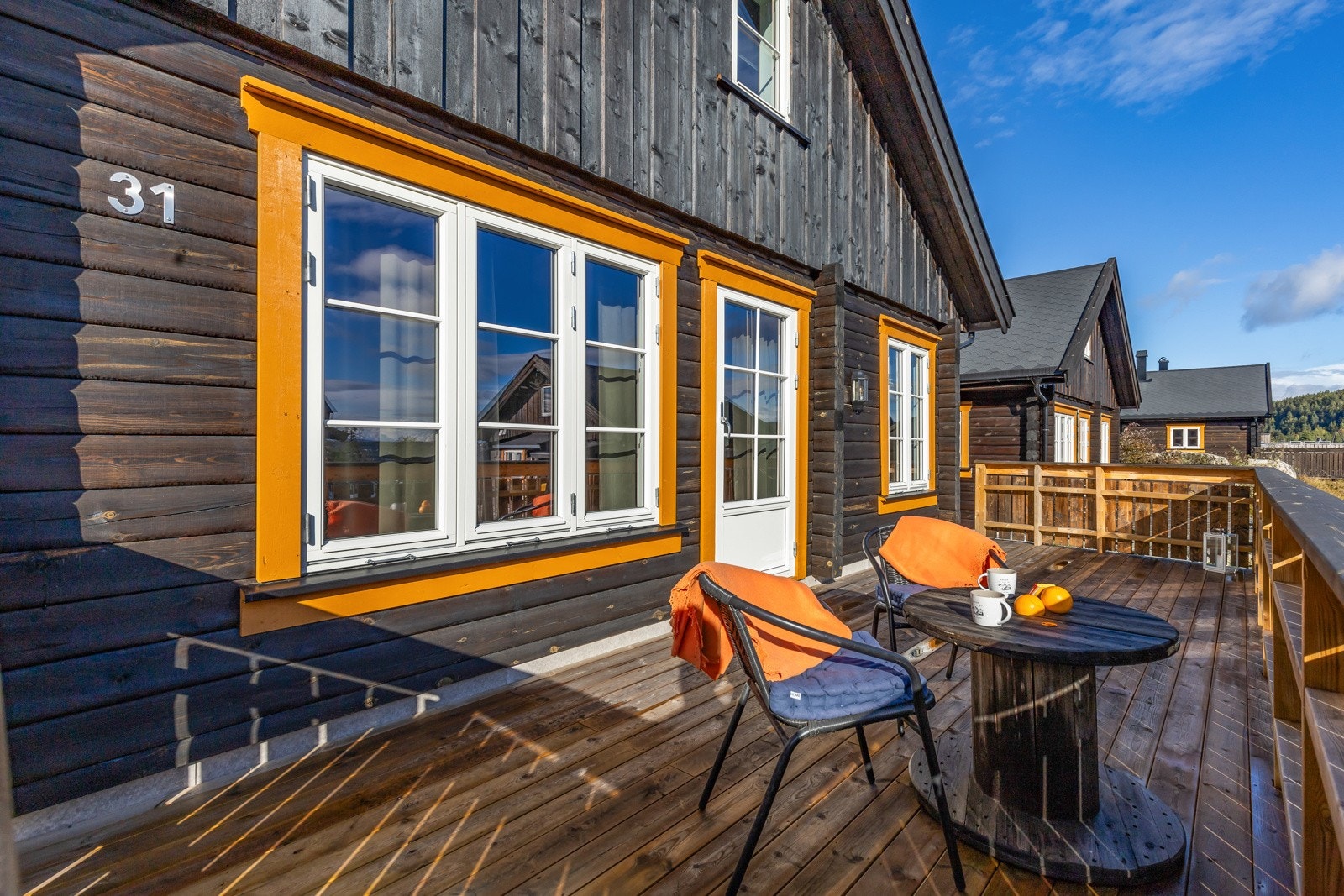 Det er terrasse både foran og på baksiden av hytten. Galleribilde