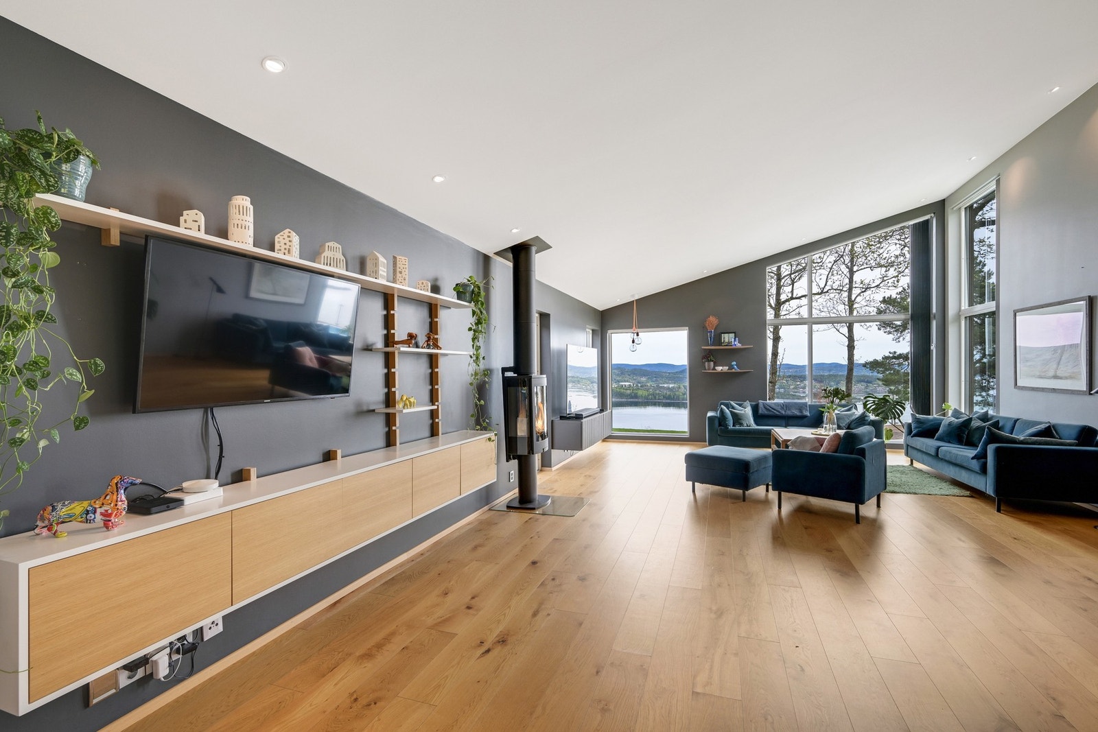 Innenfor gangen danner stuen og kjøkkenet et stort allrom, der panoramavinduer mot Oslofjorden gir en flott wow-effekt når man entrer rommet. Galleribilde