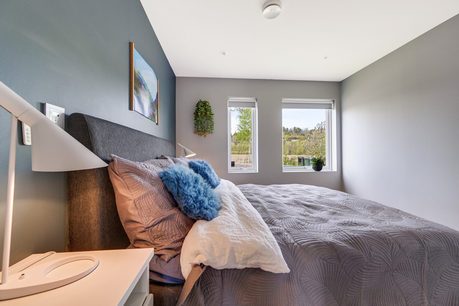 Hovedsoverommet ligger i suiteløsning med det største badet - en behagelig hverdagsluksus. Galleribilde