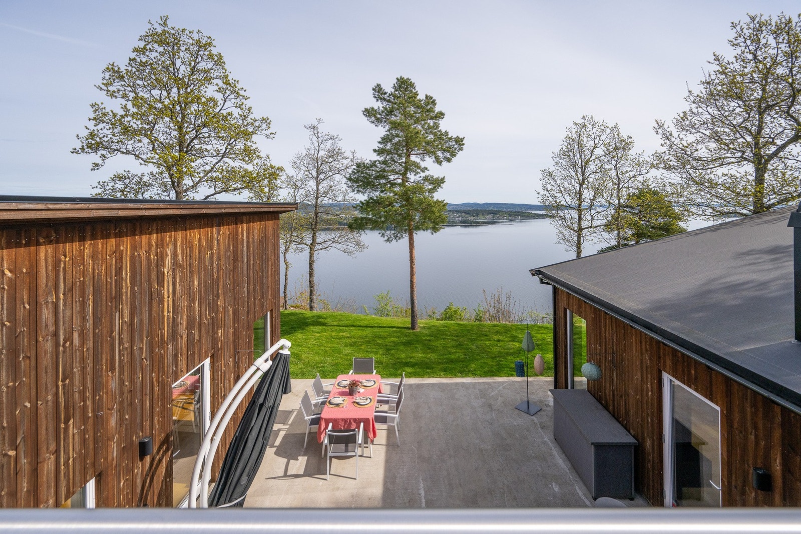 Arealet er på ca. 32 kvm, og terrassen har belysning og oljet dekke. Galleribilde