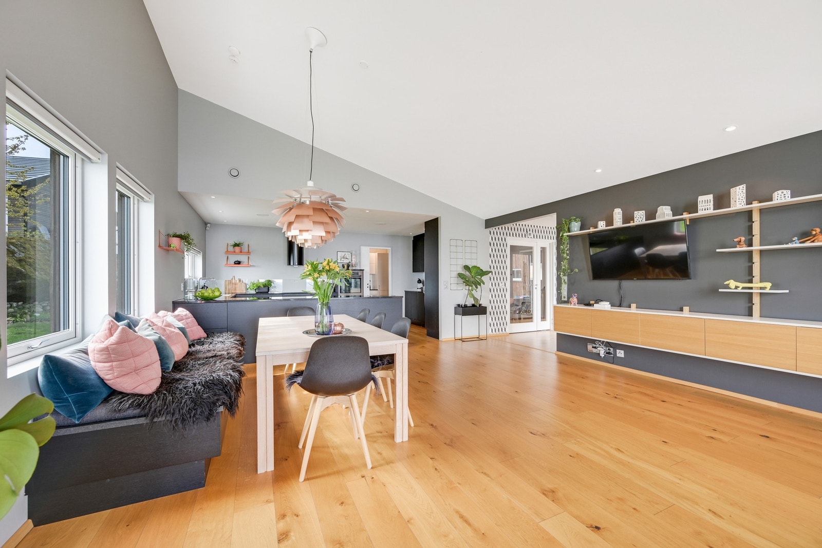 Dagslyset i stuen suppleres ypperlig av downlights rundt hele himlingen Galleribilde