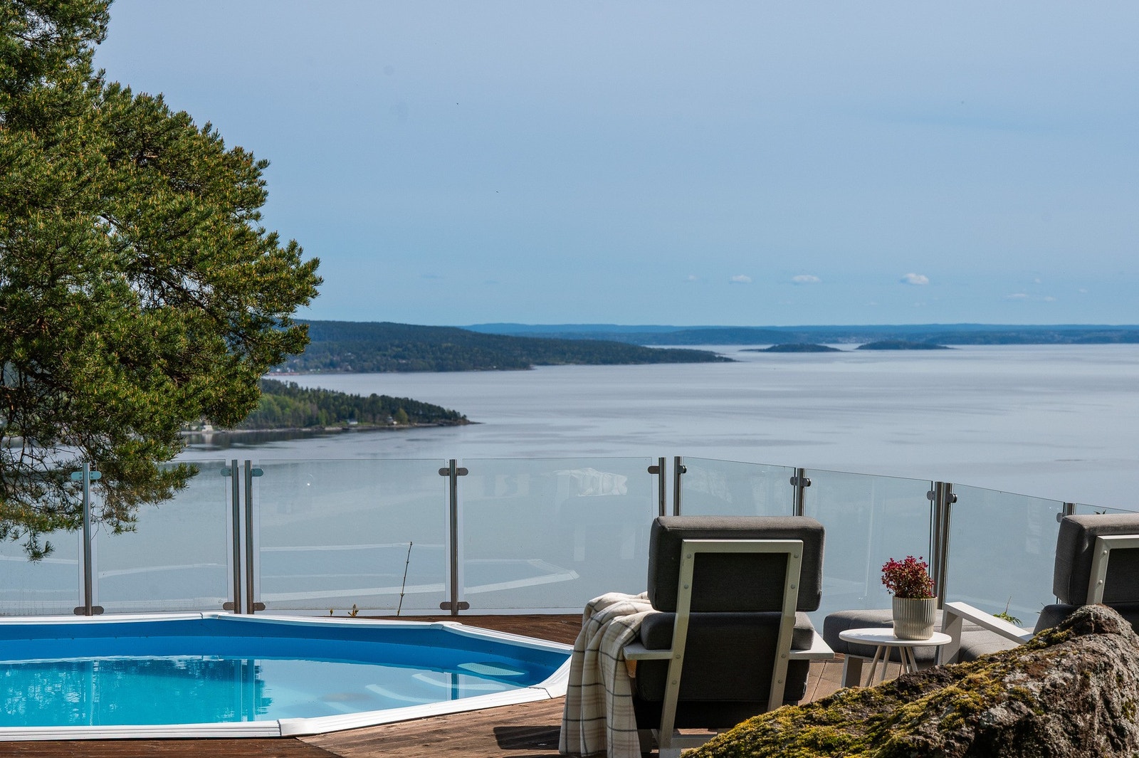 Et magisk uteareal innbyr til hygge, med sol fra morgen til kveld og fantastisk utsikt over Oslofjorden. Galleribilde